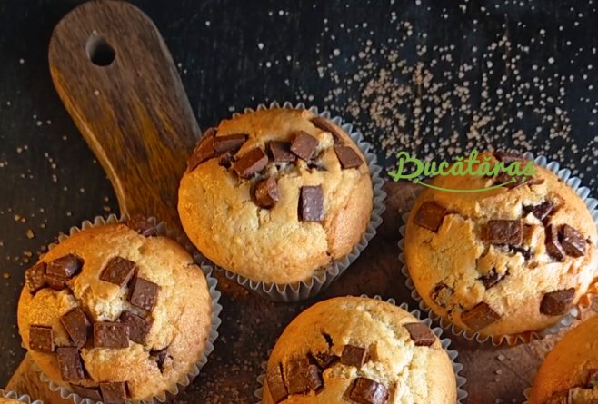 Brioșe cu fulgi de ciocolată - Rețeta rapidă și delicioasă