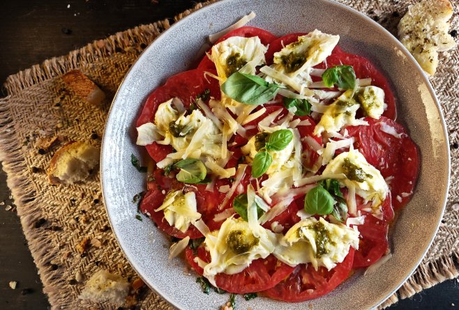 Salată de roșii cu mozzarella - Rețeta simplă și savuroasă