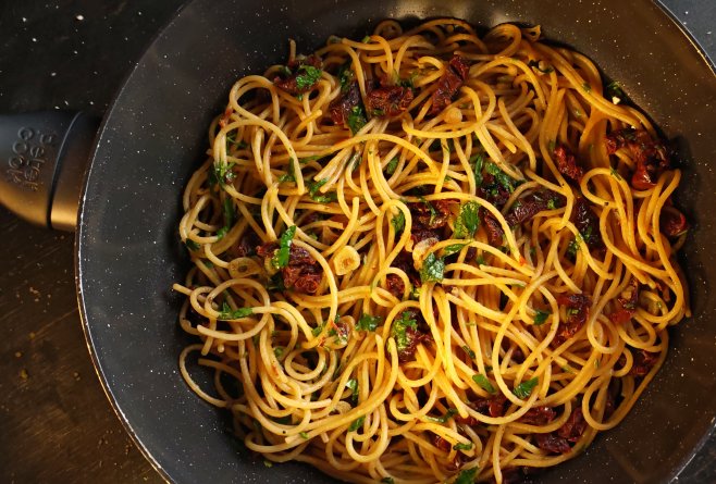 Paste cu usturoi și roșii uscate - Rețeta simplă și gustoasă de post