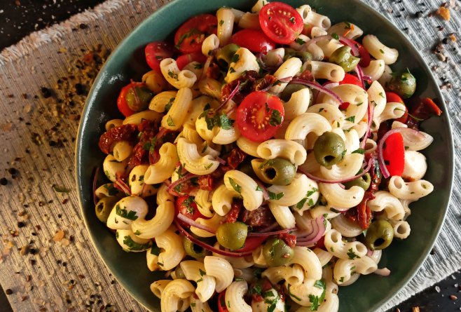 Salată de paste cu roșii și mozzarella - Rețeta gustoasă și rapidă