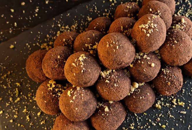 Bomboane de post cu biscuiți și nucă – desert simplu, rapid și delicios