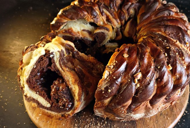 Cozonac bicolor cu Nutella și alune de pădure – rețetă de casă perfectă