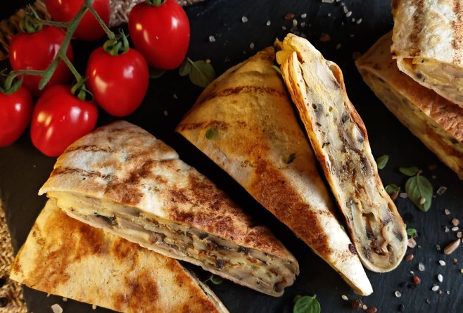 Omletă cu ciuperci în lipie - Rețeta perfectă pentru un mic dejun savuros