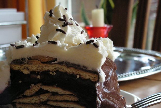 Tort rapid de biscuiti cu crema Ole de ciocolata si frisca