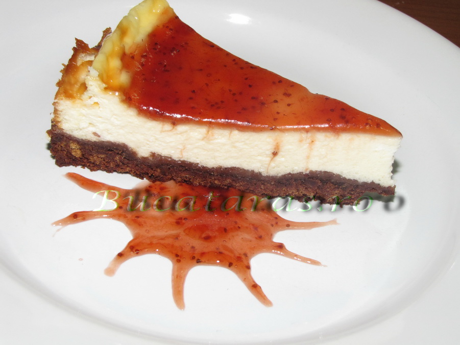 Cheesecake cu sos de capsuni