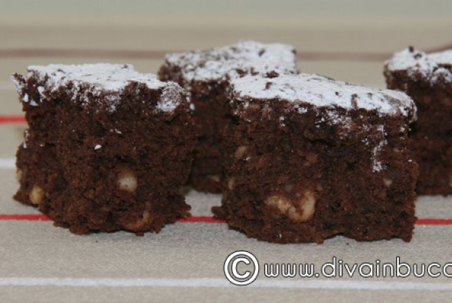 Brownie  cu nuci si mere rase