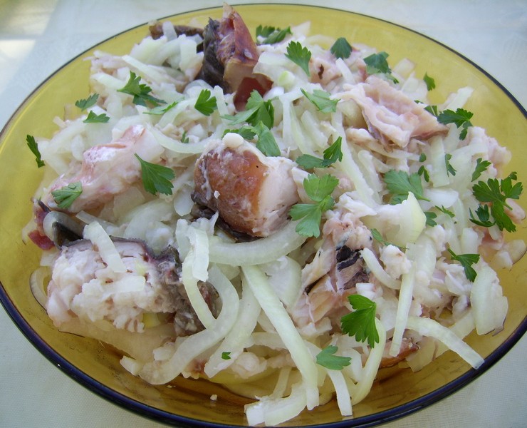 Salata de ceapa cu peste afumat