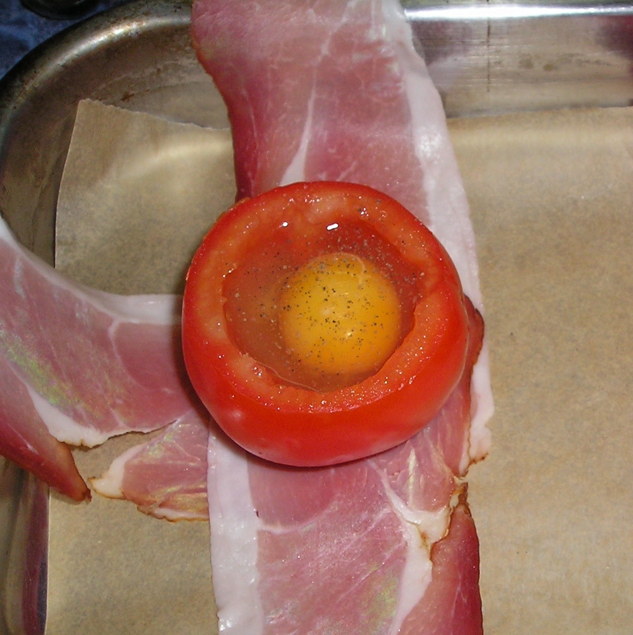 Ochiuri in rosii invelite cu prosciutto