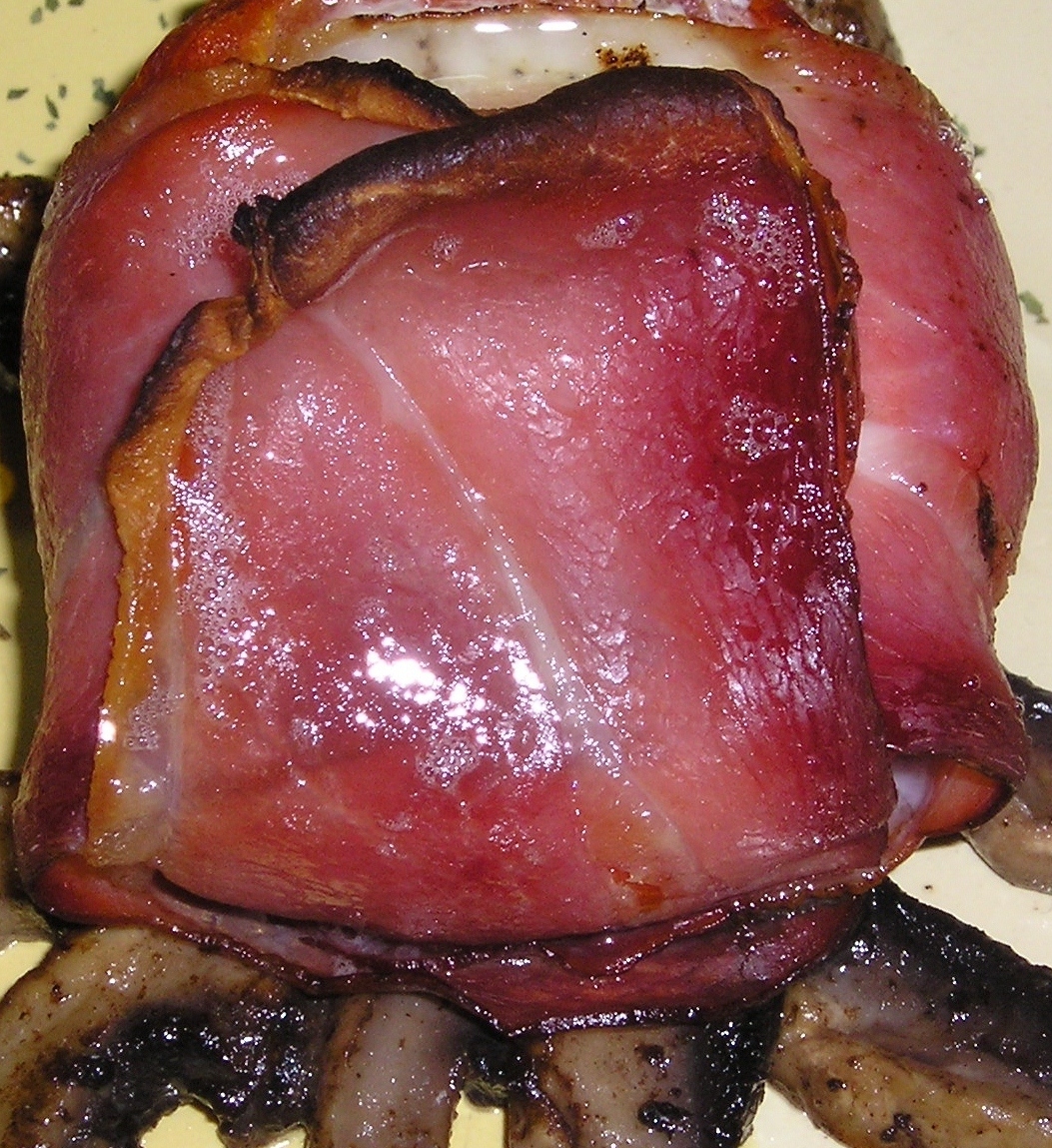 Ochiuri in rosii invelite cu prosciutto