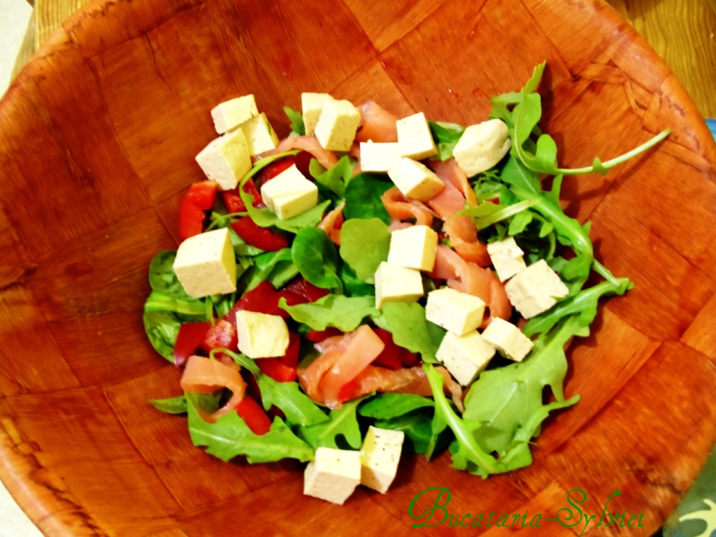 Salata de tofu cu somon si ruccola