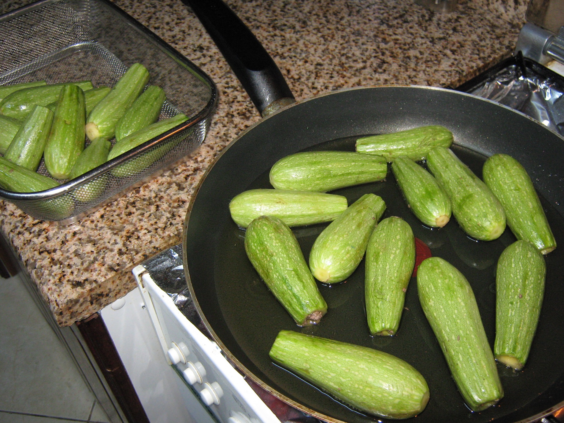 Dovlecei zucchini umpluti cu carne de vita in supa de iaurt cu garnitura de orez