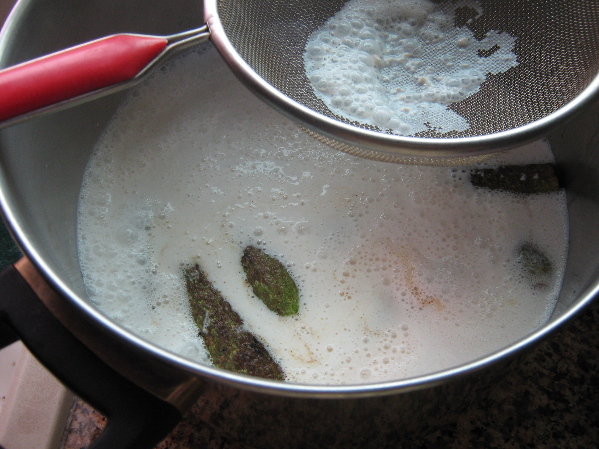 Dovlecei zucchini umpluti cu carne de vita in supa de iaurt cu garnitura de orez