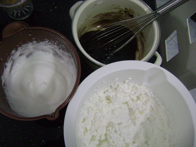 Tort cu mousse de cafea si ciocolata