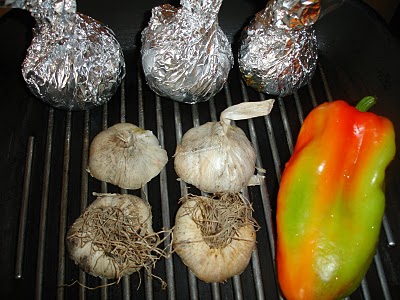 Carne impletita cu garnitura de legume si usturoi copt