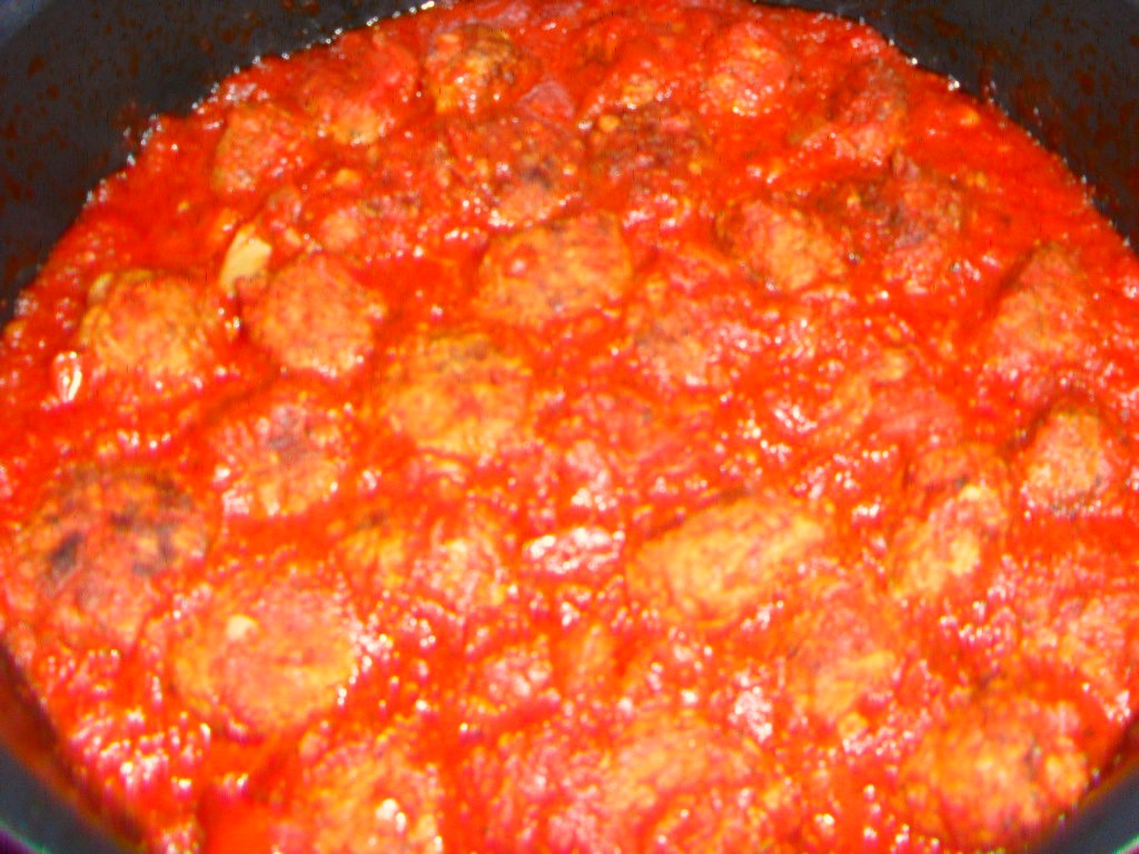 Chiftele marinate in sos de rosii