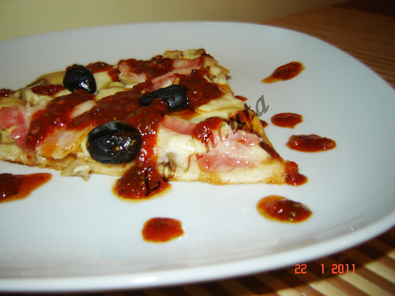 Pizza cu ciuperci si bacon