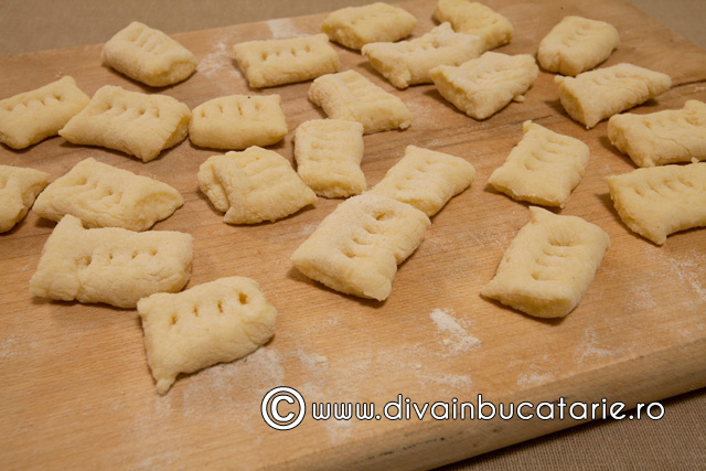 Gnocchi cu sos de rosii si mozzarella