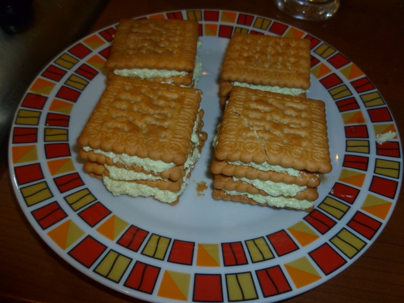 Desert cu biscuiti cremosi in ciocolata