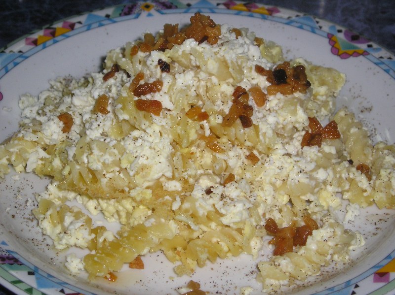 Paste cu branza sarata si slaninuta