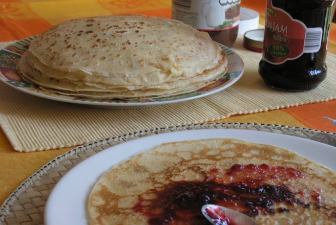 Clatite clasice cu gem si pasta de ciocolata