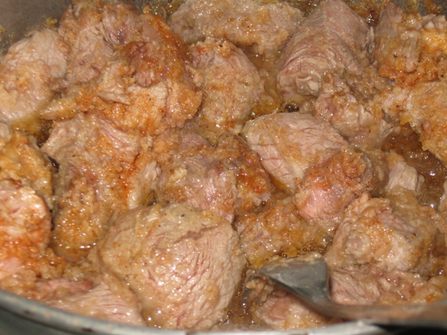 Carne de vita in sos de bere bruna