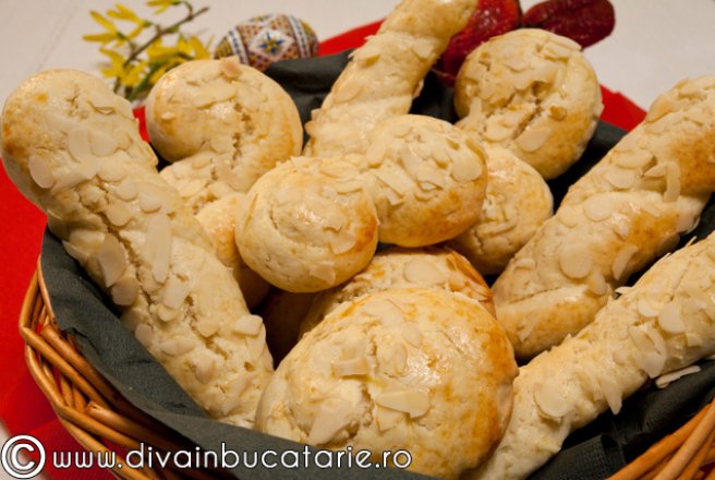 Koulourakia lambriatika – BISCUITI GRECESTI PENTRU PASTE