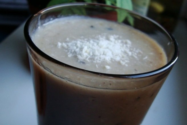 Smoothie cu pere si nuca de cocos