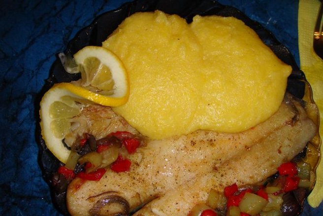 Peste pangasius la cuptor, cu legume si mamaliguta