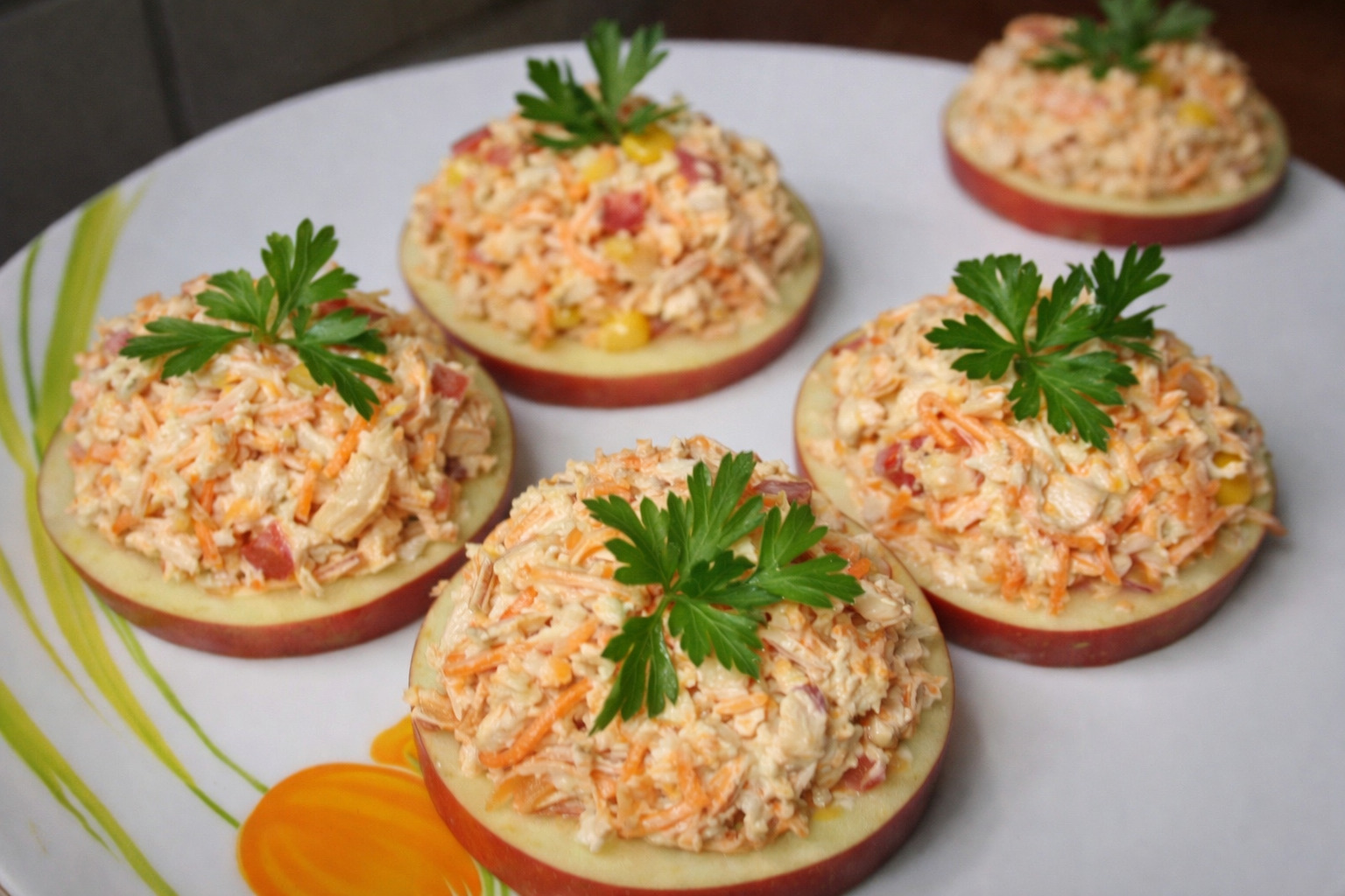 Salata de cruditati cu pui pe felie de mar