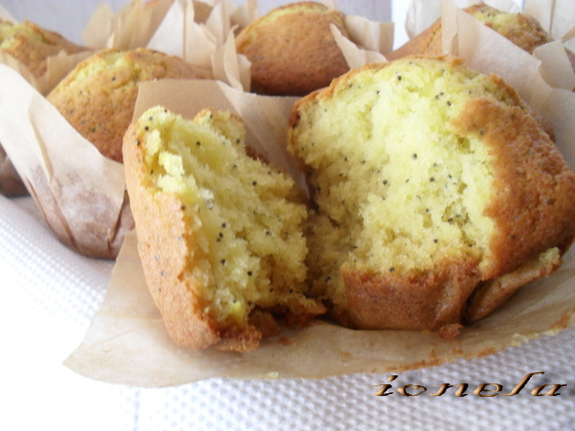 Briose cu seminte de mac (Poppy Seed Muffins)