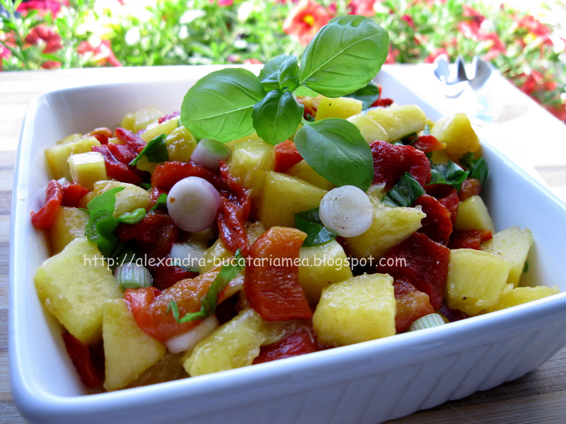 Salată de piersici cu ardei copţi