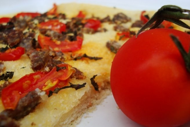 Focaccia cu carne si rosii cherry