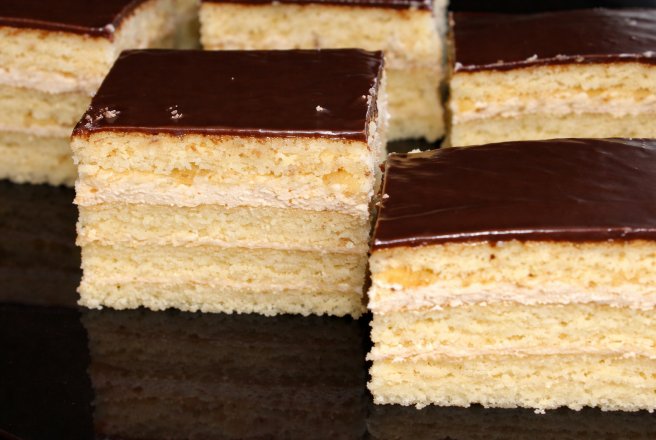 Prajitura cu foi de zahar ars si crema de ness
