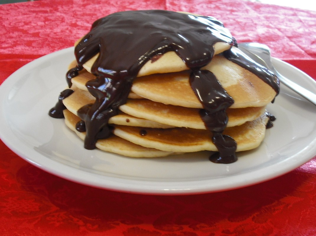 Pancakes (clatite americane) cu sos de ciocolata...