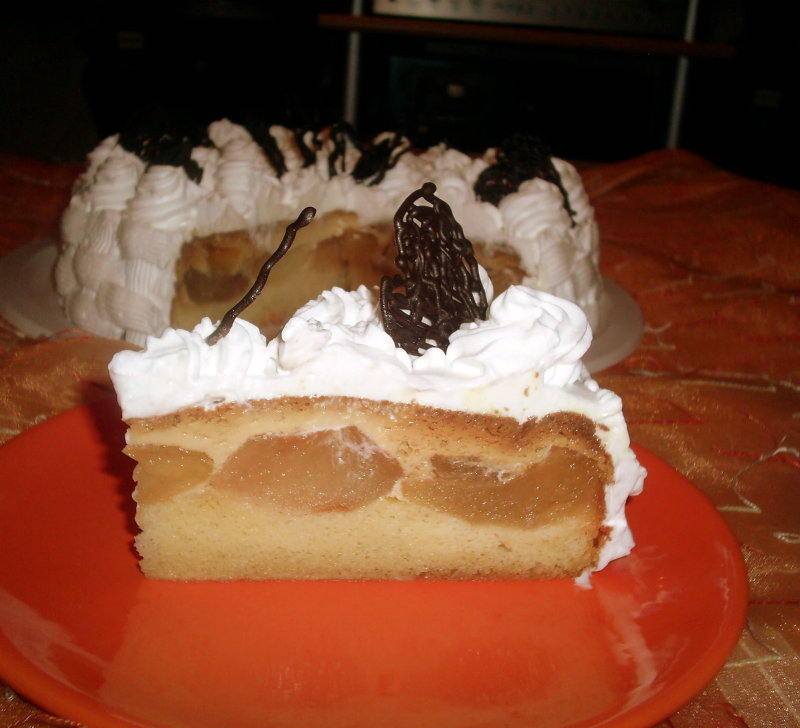 Tort de mere cu crema caramel