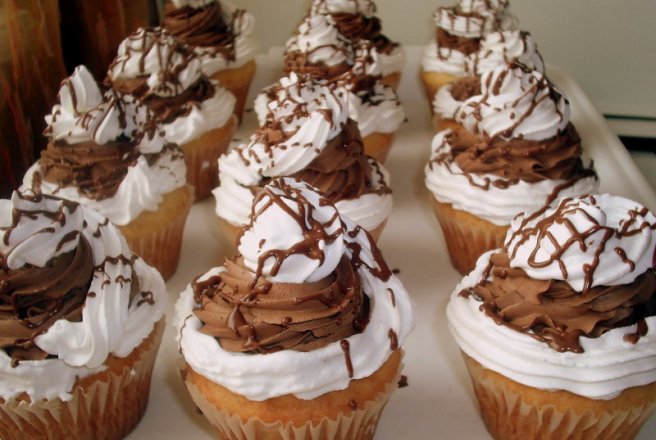 Cupcakes cu ciocolata si frisca