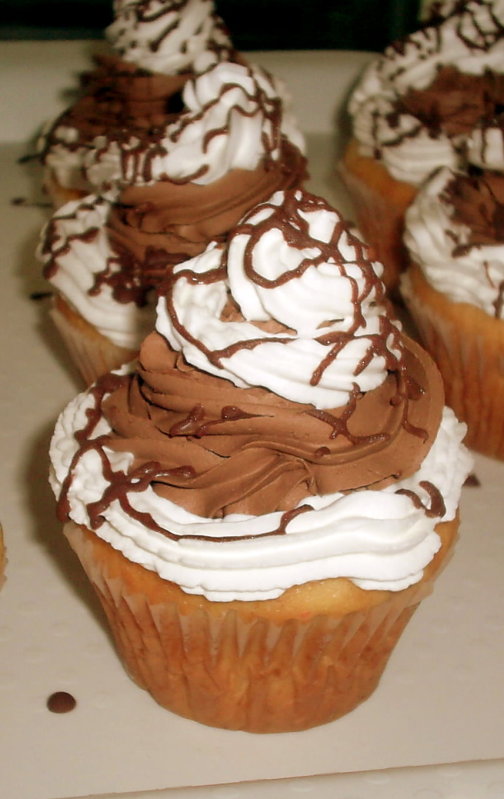 Cupcakes cu ciocolata si frisca