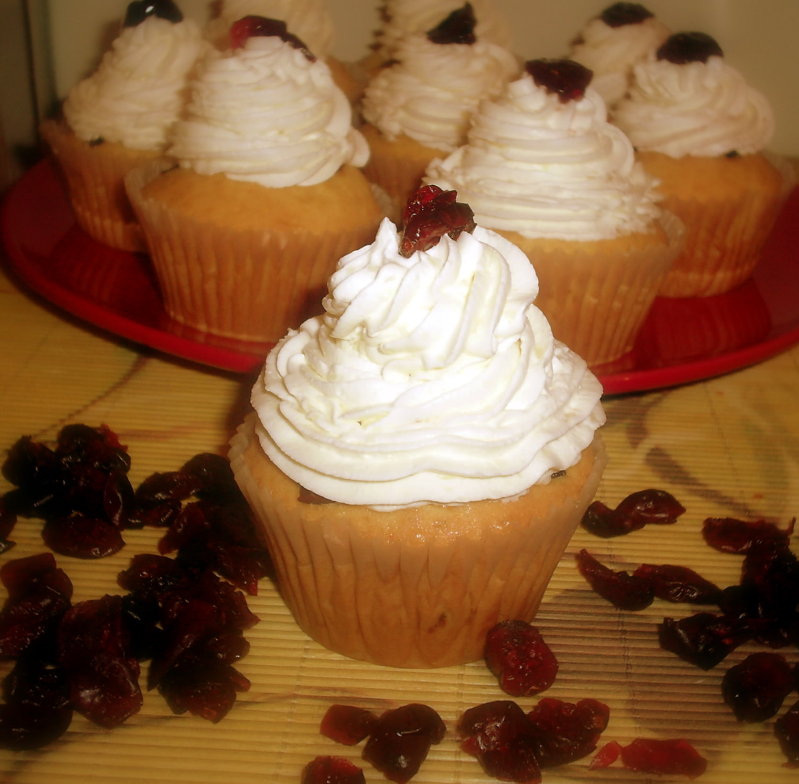 Cupcakes cu merisoare si crema de vanilie