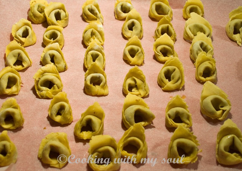 Tortellini de casa cu varza si sos de rosii