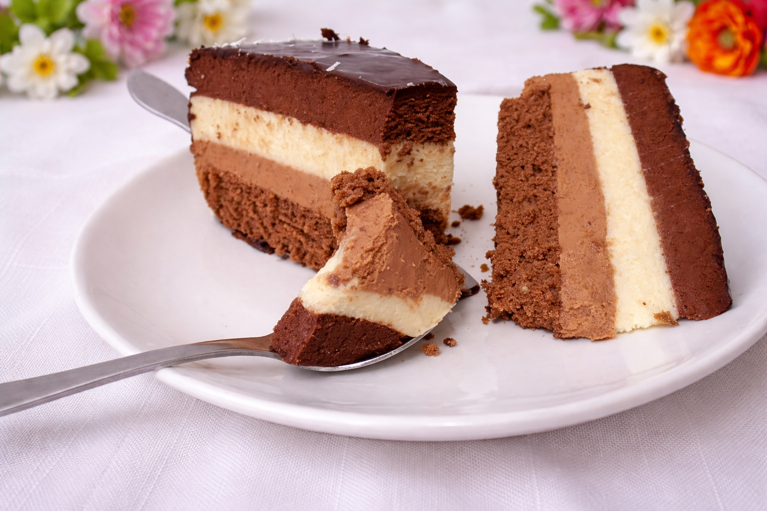 Desert tort cu trei creme de ciocolata