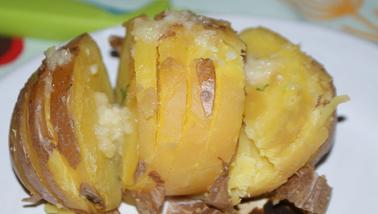 Cartofi copti cu unt aromat