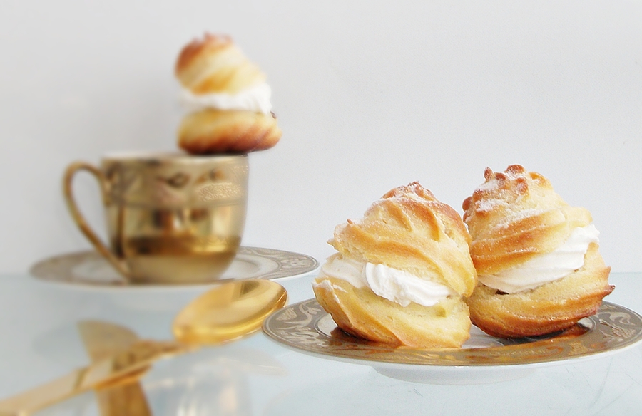 Mini choux cu crema de trufe si frisca