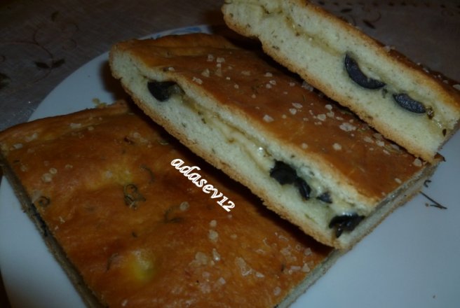 Focaccia umpluta cu ceapa si masline