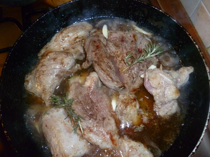 Pulpa de porc in sos de vin cu mamaliguta