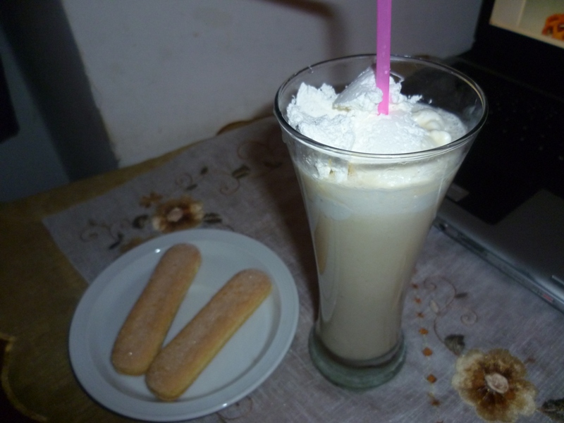 Hot Mikshake de banane cu vanilie si frisca