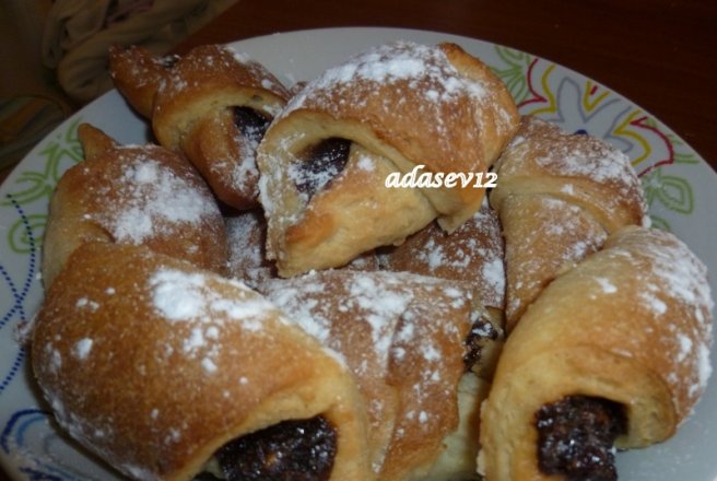 Croissant cu ciocolata, nuca si crema de alune