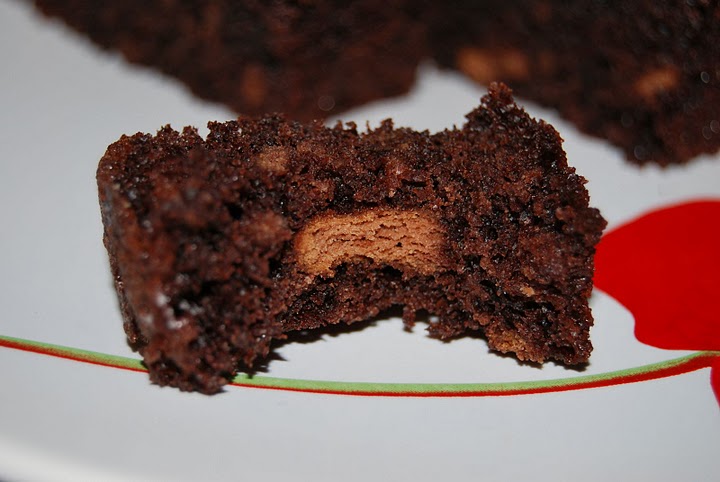 Brownie cu biscuiti