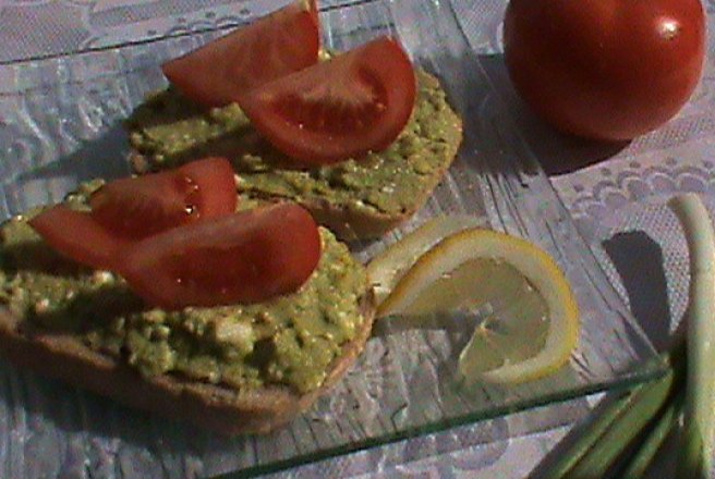 Tartine cu avocado si branza