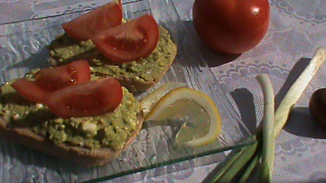 Tartine cu avocado si branza