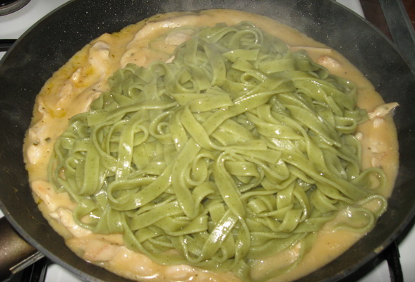 Tagliatelle cu pui si sos de branza
